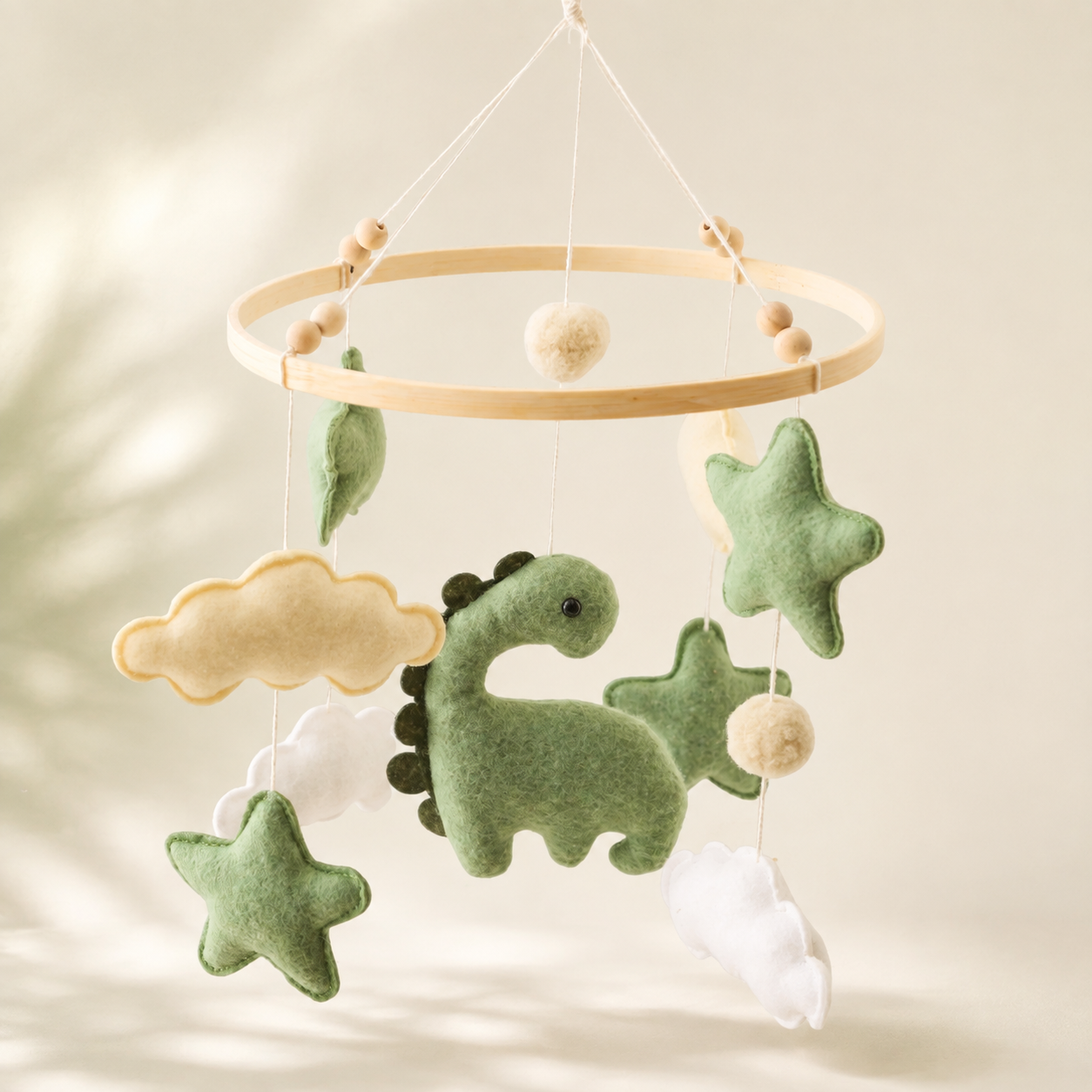 Mobile bébé dinosaure vert en feutrine avec étoiles et nuages