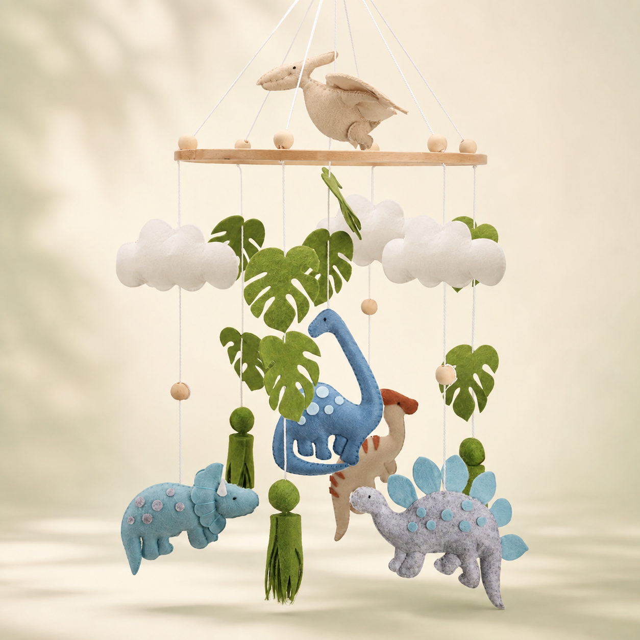 Mobile bébé dinosaures en feutrine avec nuages et feuilles