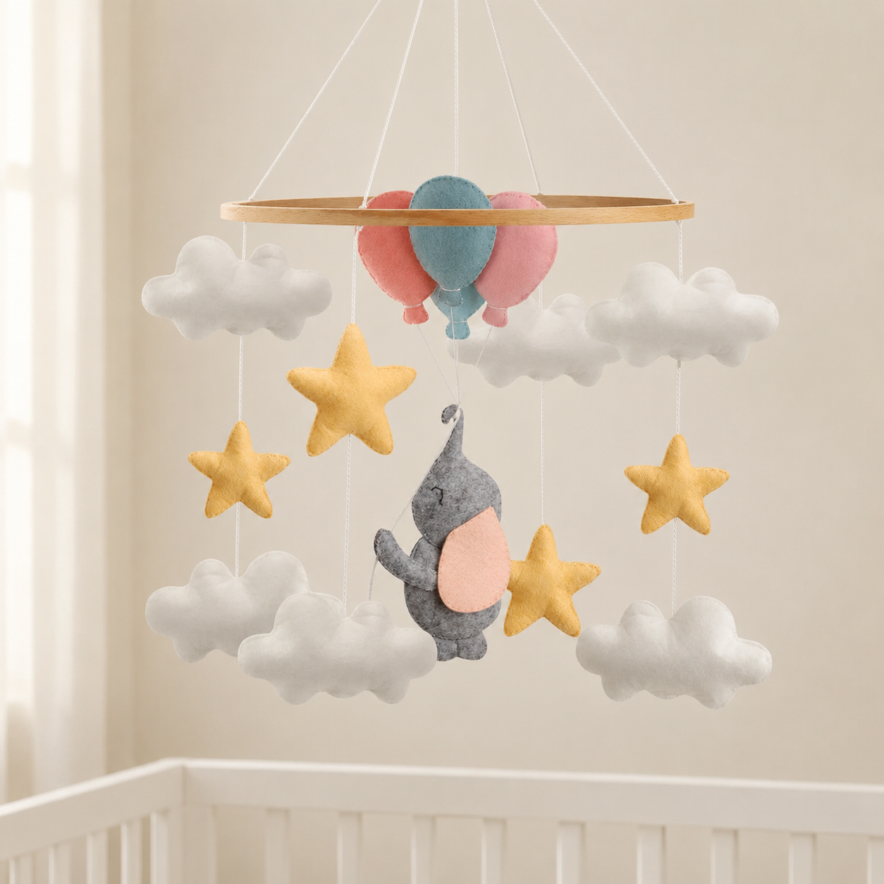 Mobile bébé éléphant, ballons et étoiles en feutrine