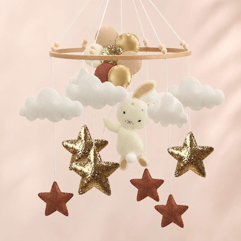 Mobile bébé lapin bohème en feutrine avec nuages et étoiles