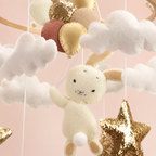 Détail du lapin et des éléments en feutrine du mobile bébé
