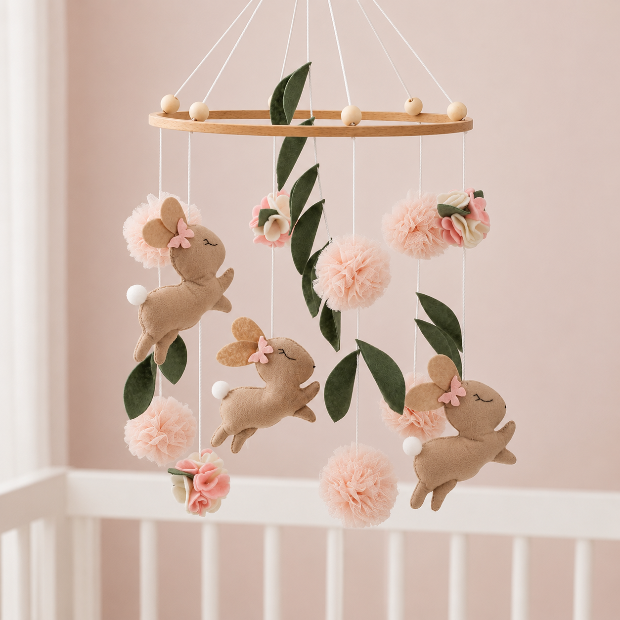 Mobile bébé trois lapins et fleurs roses en feutrine