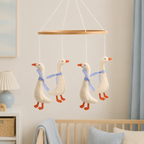 Mobile bébé quatre oies en feutrine avec rubans bleus