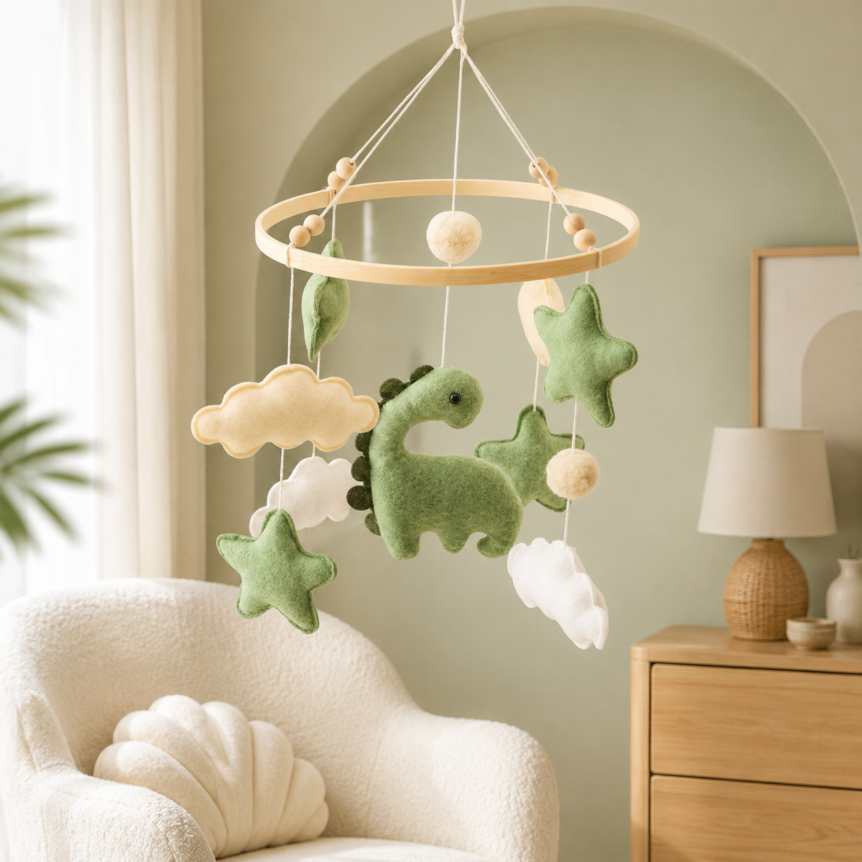 Mobile bébé dinosaure dans une décoration vert sauge