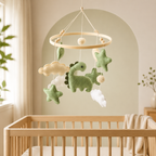 Mobile dinosaure vert suspendu dans une chambre de bébé naturelle