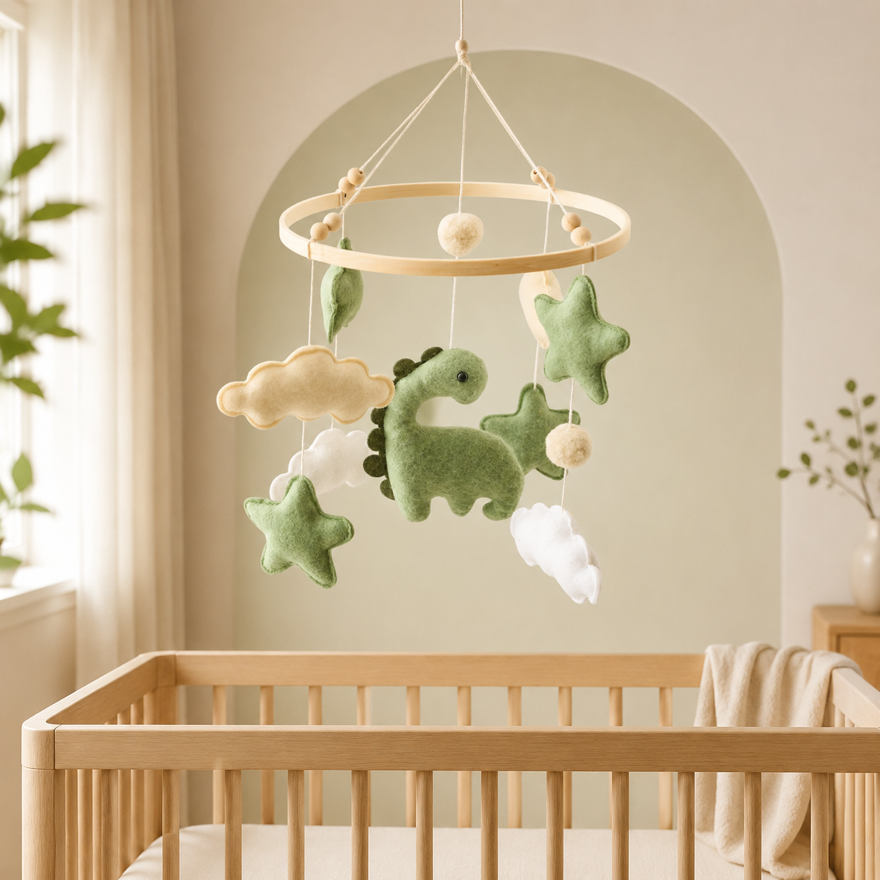 Mobile dinosaure vert suspendu dans une chambre de bébé naturelle