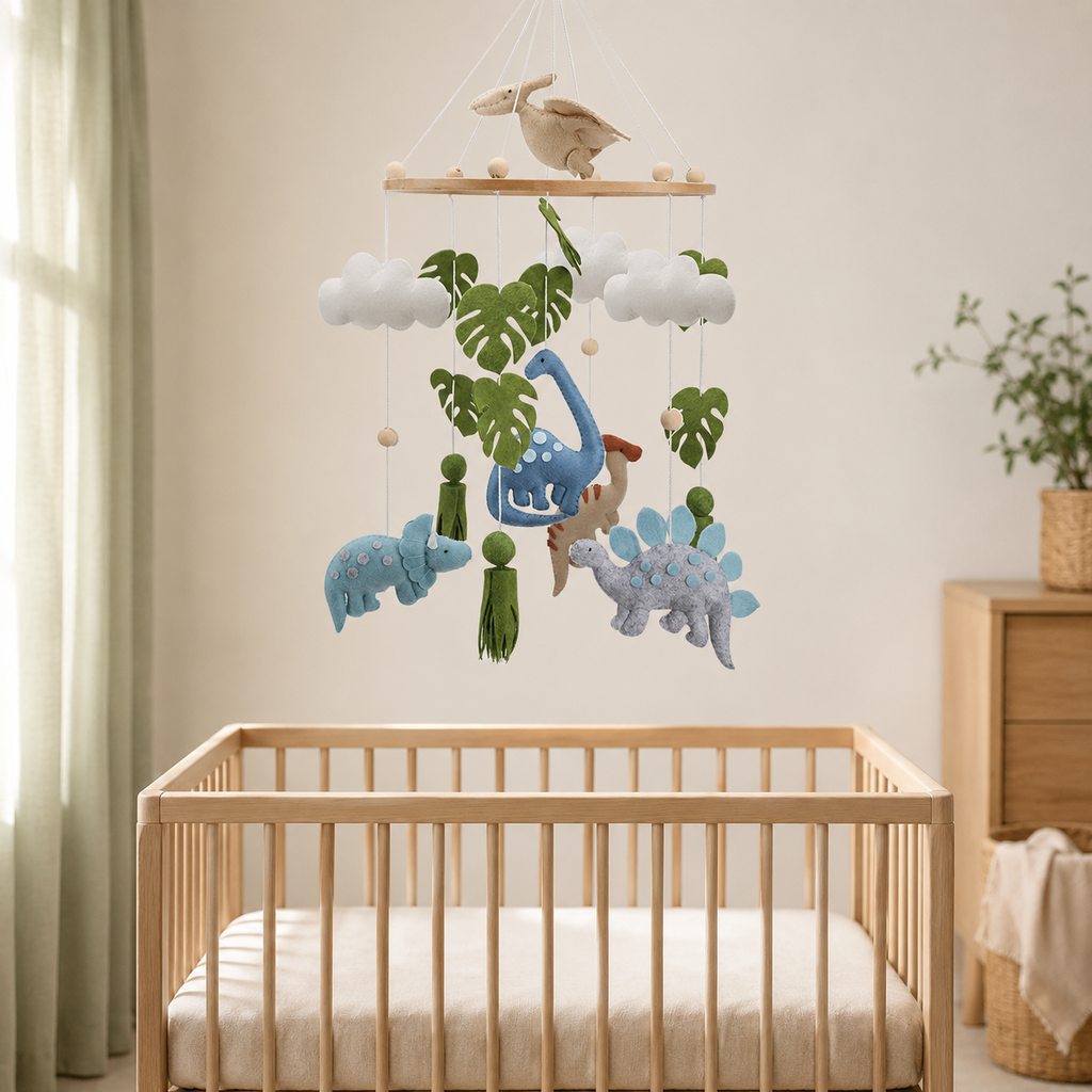 Mobile dinosaures suspendu dans une chambre de bébé vert sauge