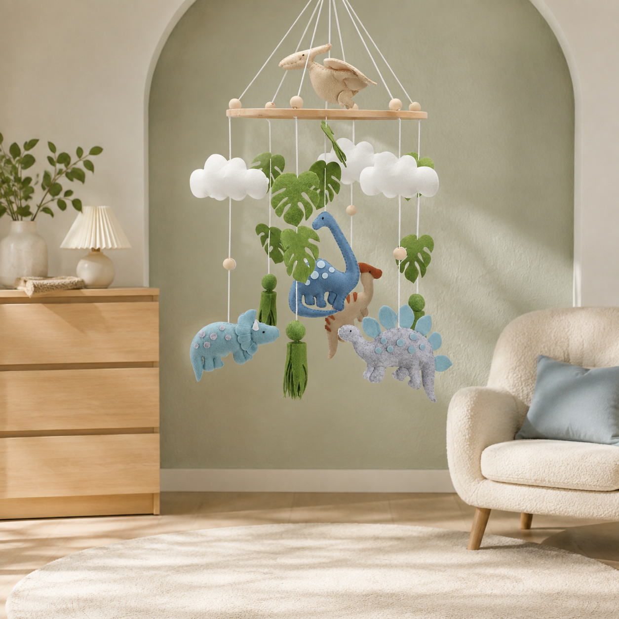 Mobile bébé dinosaures dans une décoration de chambre naturelle