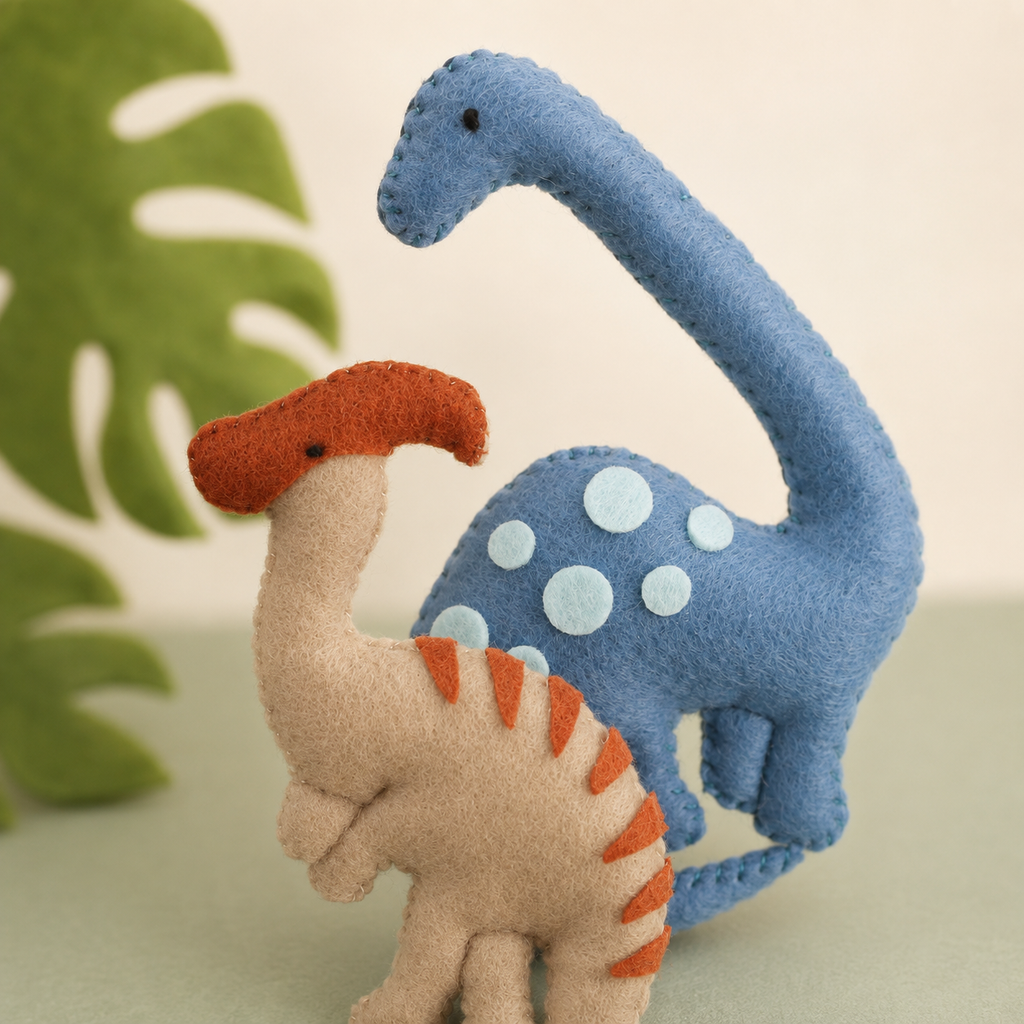 Détail des dinosaures bleu et beige en feutrine