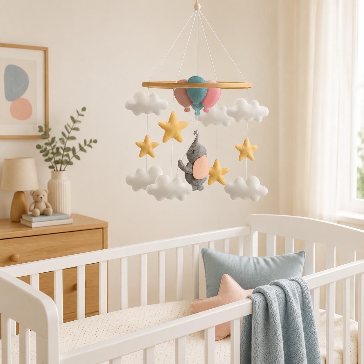 Mobile éléphant suspendu au-dessus d’un lit de bébé