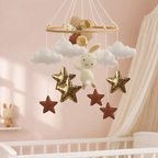 Mobile bébé lapin dans une décoration de chambre bohème