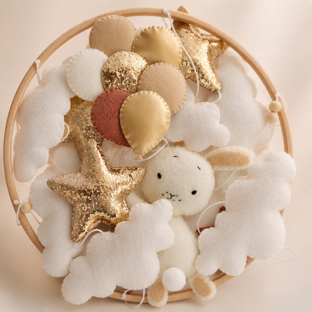 Matières et couleurs bohèmes du mobile bébé lapin
