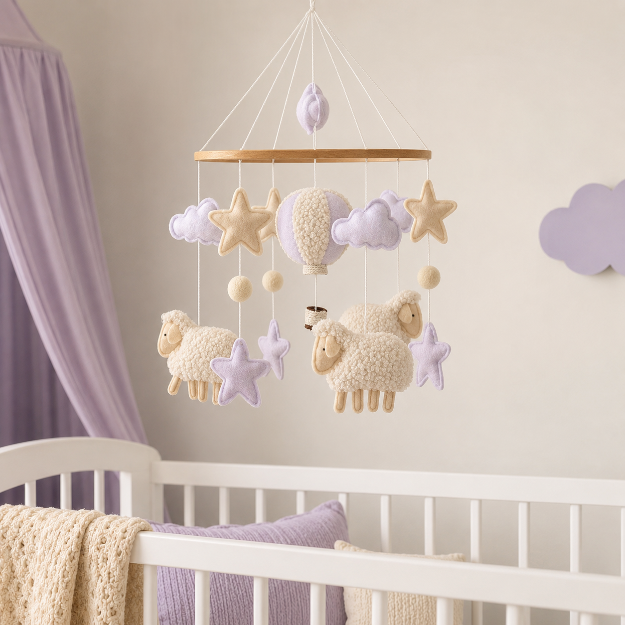 Mobile moutons et montgolfière suspendu au-dessus d’un lit de bébé