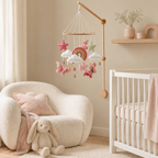 Mobile papillons dans un coin lecture de chambre bébé