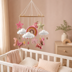 Mobile papillons suspendu au-dessus d’un lit de bébé