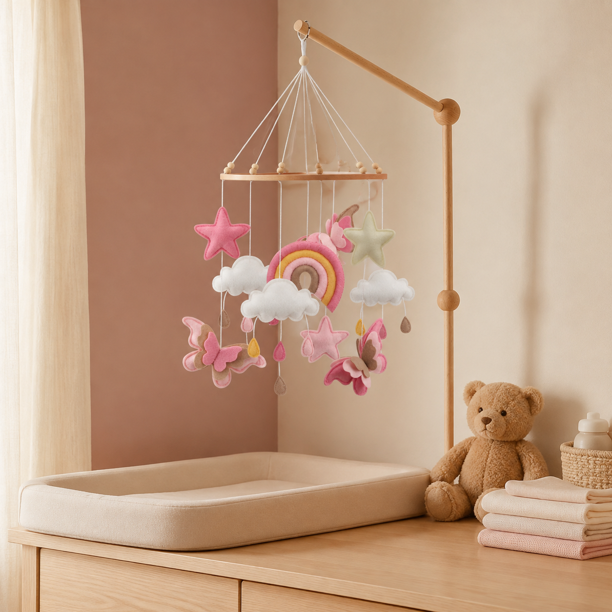 Mobile bébé papillons dans un coin table à langer