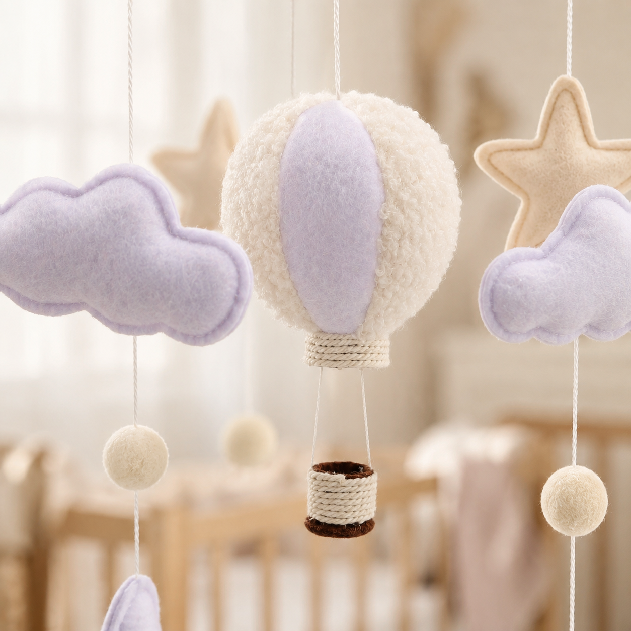 Détail de la montgolfière lilas, des nuages et des étoiles