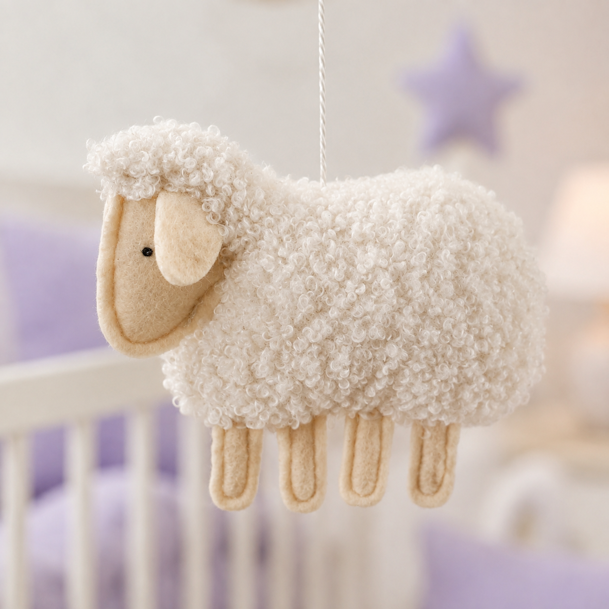 Détail d’un mouton blanc en tissu bouclé