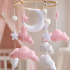 Détail des nuages roses et blancs du mobile bébé