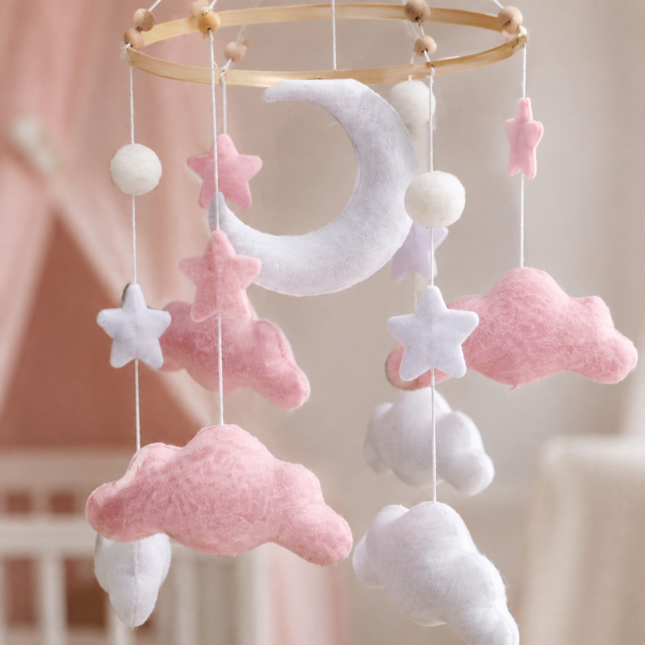 Détail des nuages roses et blancs du mobile bébé