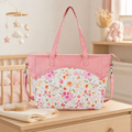 Sac à langer cabas motif Jardin rose dans une chambre de bébé