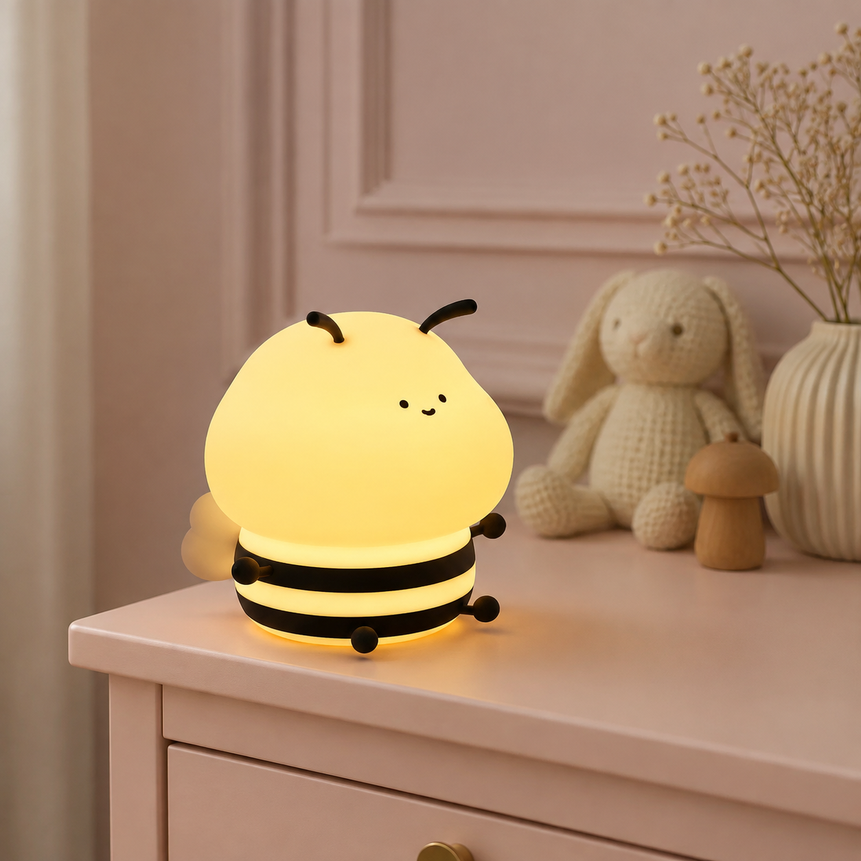 Veilleuse abeille dans une chambre de bébé rose poudré